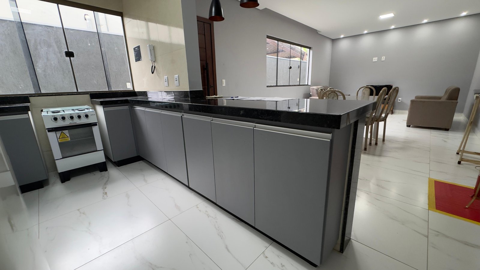 Cozinha planejada de alojamento corporativo montado pela Vila Marques